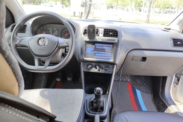 Used Volkswagen Polo 2016 1.4L Manual Fashion Model Center Console