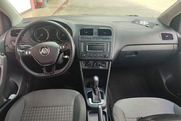 Used Volkswagen Polo 2016 1.6L Automatic Comfort Model Center Console