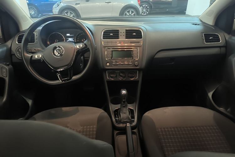 Used Volkswagen Polo 2016 1.6L Automatic Comfort Model Center Console