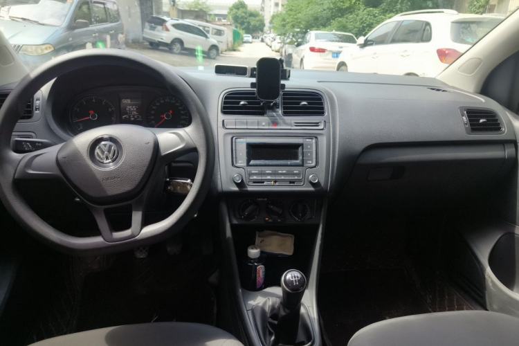 Used Volkswagen Polo 2016 1.4L Manual Fashion Model Center Console