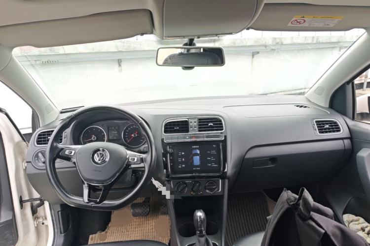 Used Volkswagen Polo 2016 1.6L Automatic Comfort Model Center Console