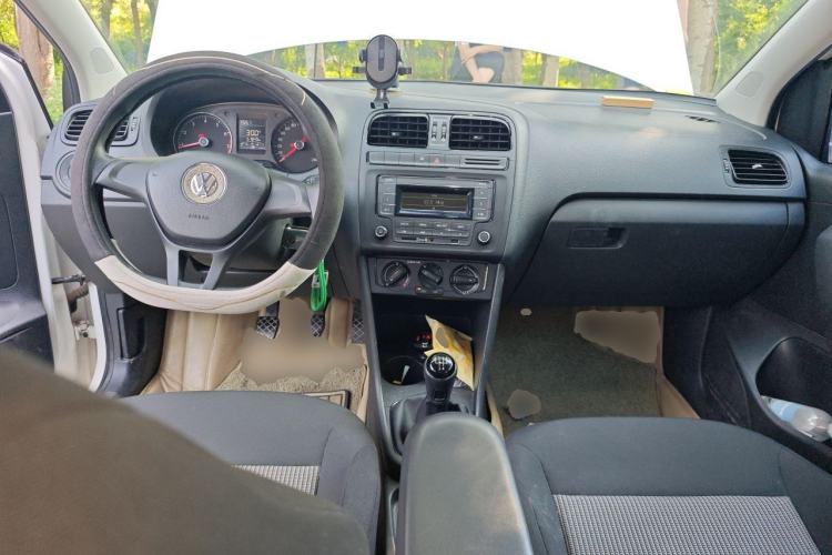 Used Volkswagen Polo 2016 1.4L Manual Fashion Model Center Console