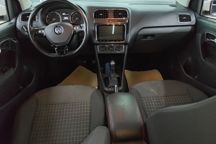 Used Volkswagen Polo 2016 1.6L Automatic Comfort Model Center Console
