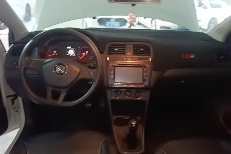 Used Volkswagen Polo 2016 1.4L Manual Fashion Model Center Console