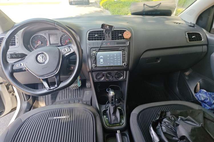 Used Volkswagen Polo 2016 1.6L Automatic Comfort Model Center Console