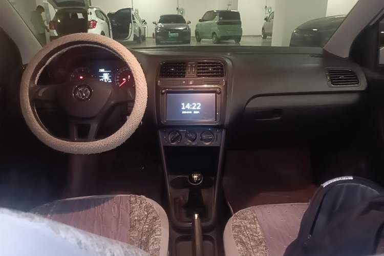 Used Volkswagen Polo 2016 1.4L Manual Fashion Model Center Console