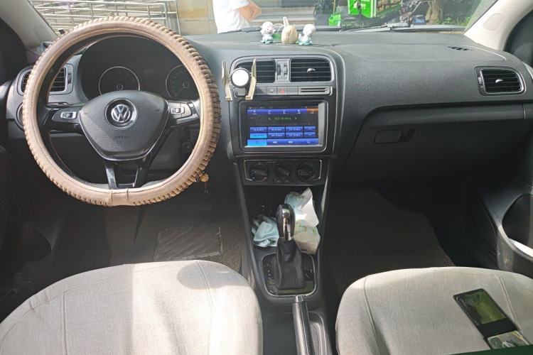 Used Volkswagen Polo 2016 1.6L Automatic Comfort Model Center Console