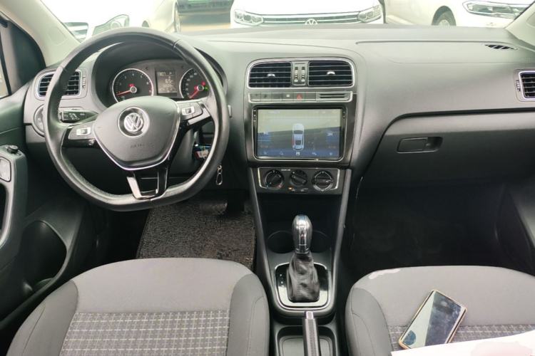 Used Volkswagen Polo 2016 1.6L Automatic Comfort Model Center Console