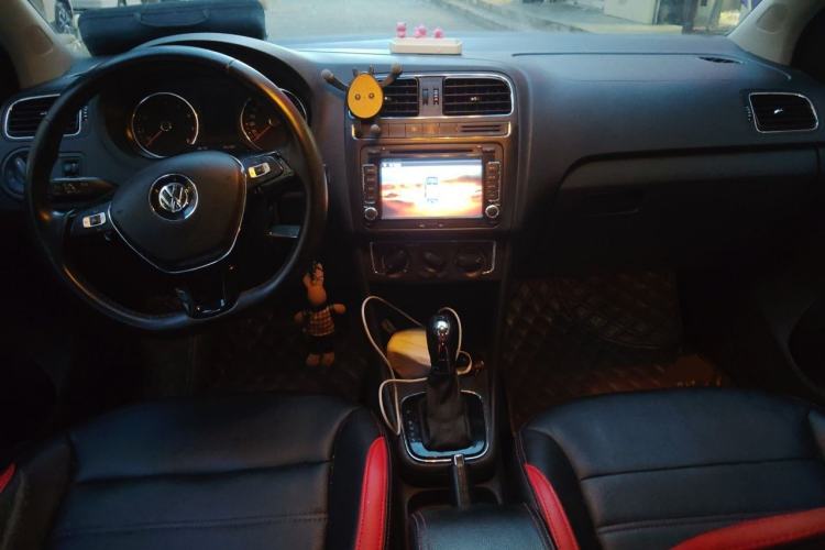 Used Volkswagen Polo 2016 1.6L Automatic Comfort Model Center Console