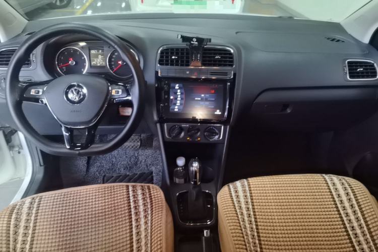 Used Volkswagen Polo 2016 1.6L Automatic Comfort Model Center Console