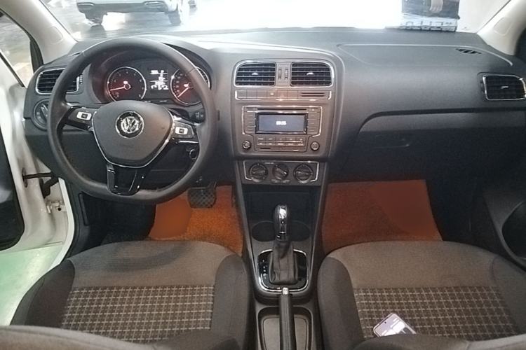 Used Volkswagen Polo 2016 1.6L Automatic Comfort Model Center Console
