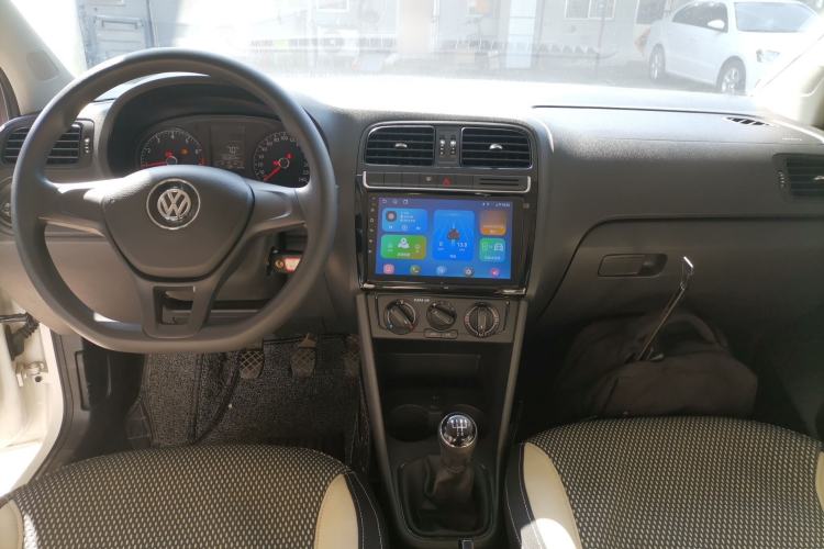 Used Volkswagen Polo 2016 1.4L Manual Fashion Model Center Console