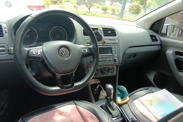 Used Volkswagen Polo 2016 1.6L Automatic Comfort Model Center Console