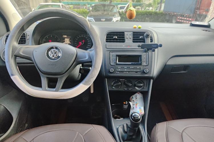 Used Volkswagen Polo 2016 1.4L Manual Fashion Model Center Console
