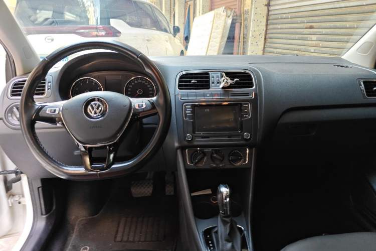 Used Volkswagen Polo 2016 1.6L Automatic Comfort Model Center Console