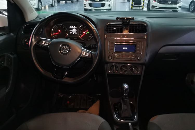 Used Volkswagen Polo 2016 1.6L Automatic Comfort Model Center Console
