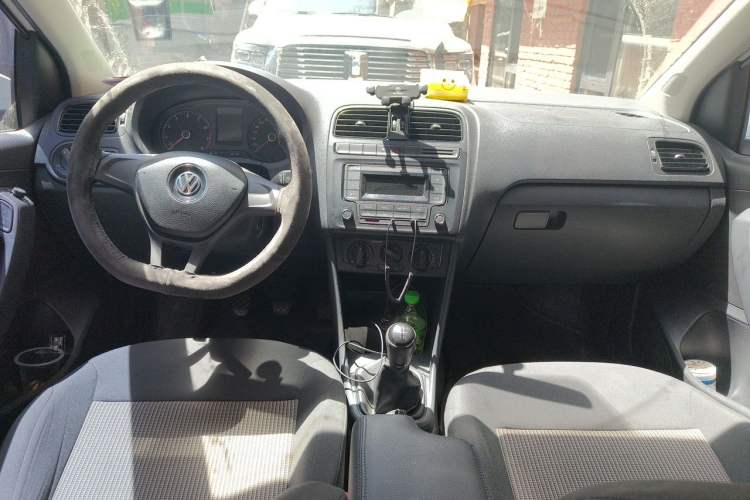 Used Volkswagen Polo 2016 1.4L Manual Fashion Model Center Console