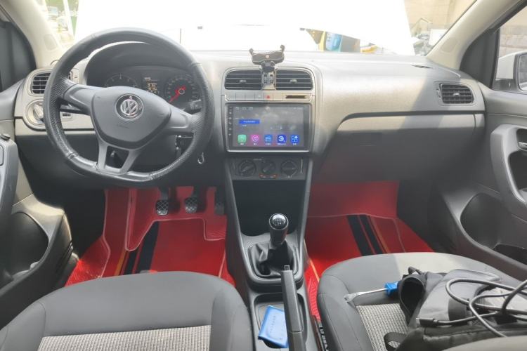 Used Volkswagen Polo 2016 1.4L Manual Fashion Model Center Console