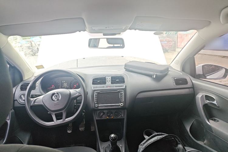 Used Volkswagen Polo 2016 1.4L Manual Fashion Model Center Console