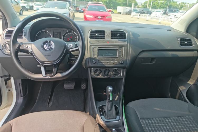 Used Volkswagen Polo 2016 1.6L Automatic Comfort Model Center Console