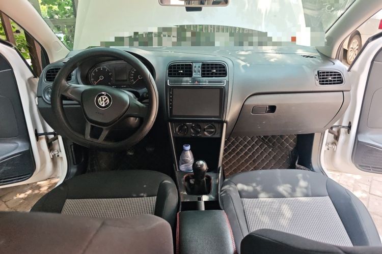 Used Volkswagen Polo 2016 1.4L Manual Fashion Model Center Console