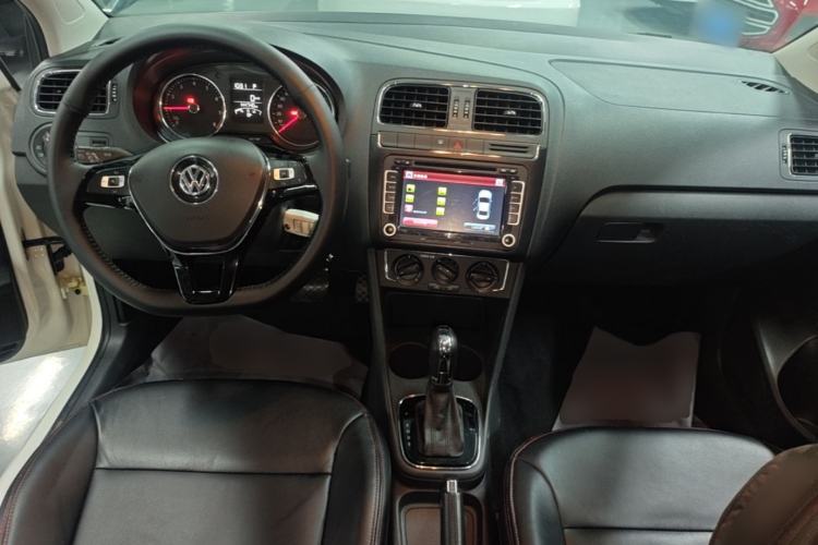 Used Volkswagen Polo 2016 1.6L Automatic Comfort Model Center Console