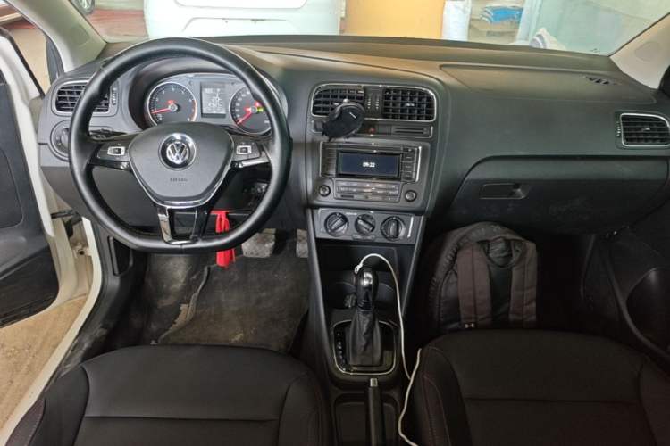 Used Volkswagen Polo 2016 1.6L Automatic Comfort Model Center Console