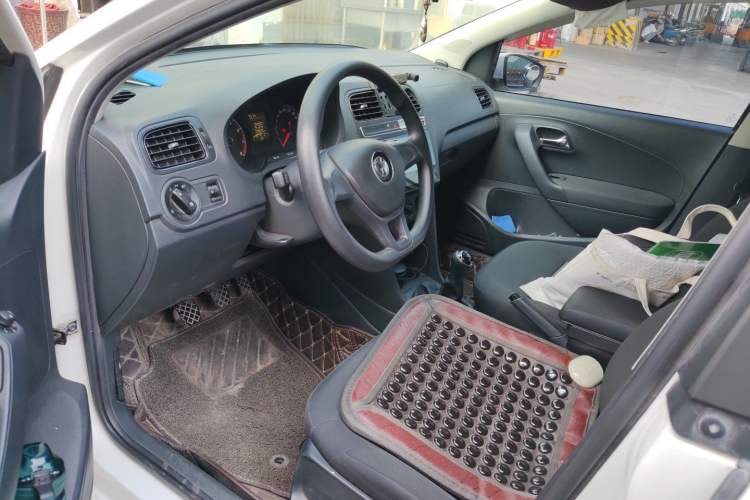 Used Volkswagen Polo 2016 1.4L Manual Fashion Model Driver Seat