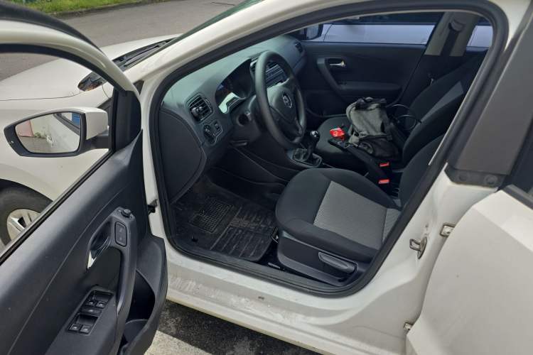 Used Volkswagen Polo 2016 1.4L Manual Fashion Model Driver Seat