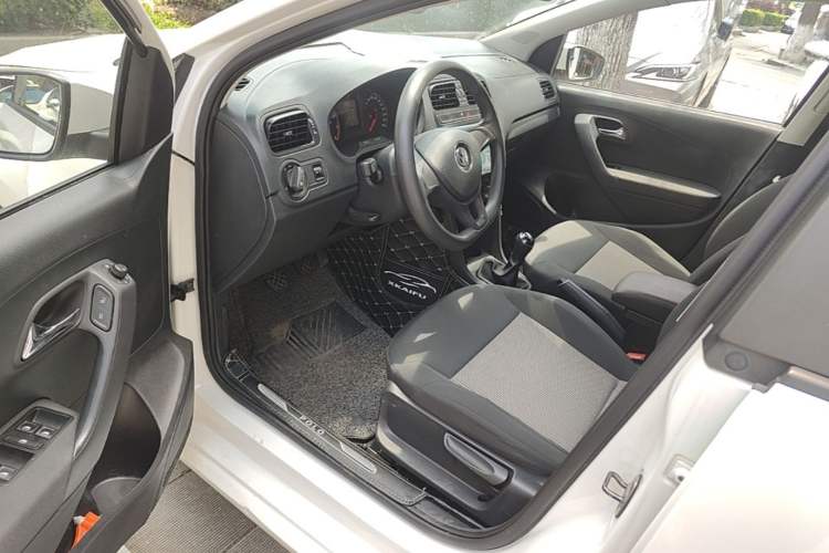 Used Volkswagen Polo 2016 1.4L Manual Fashion Model Driver Seat