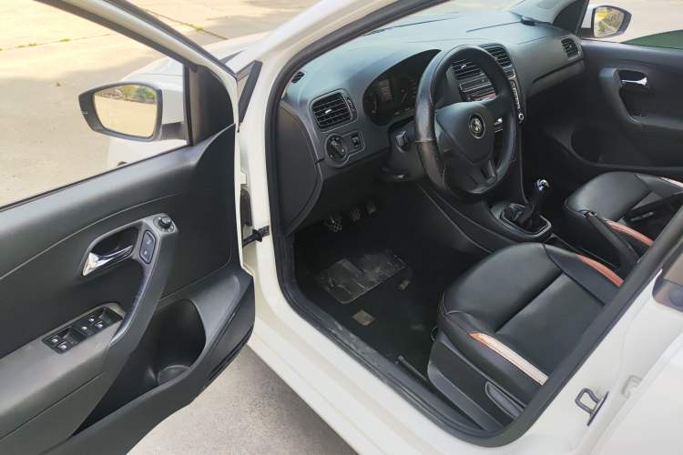 Used Volkswagen Polo 2016 1.4L Manual Fashion Model Driver Seat