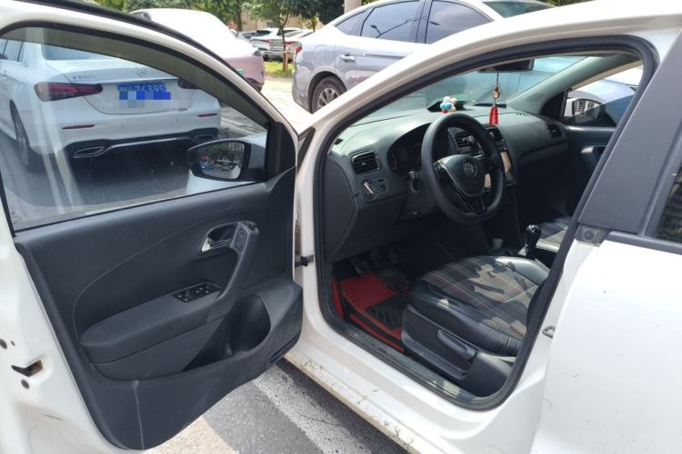 Used Volkswagen Polo 2016 1.4L Manual Fashion Model Driver Seat