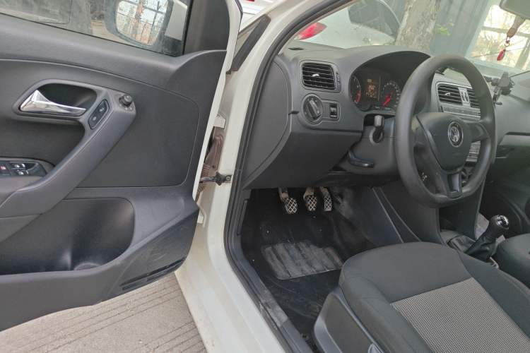 Used Volkswagen Polo 2016 1.4L Manual Fashion Model Driver Seat
