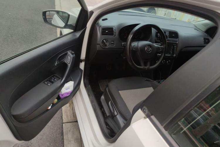 Used Volkswagen Polo 2016 1.4L Manual Fashion Model Driver Seat