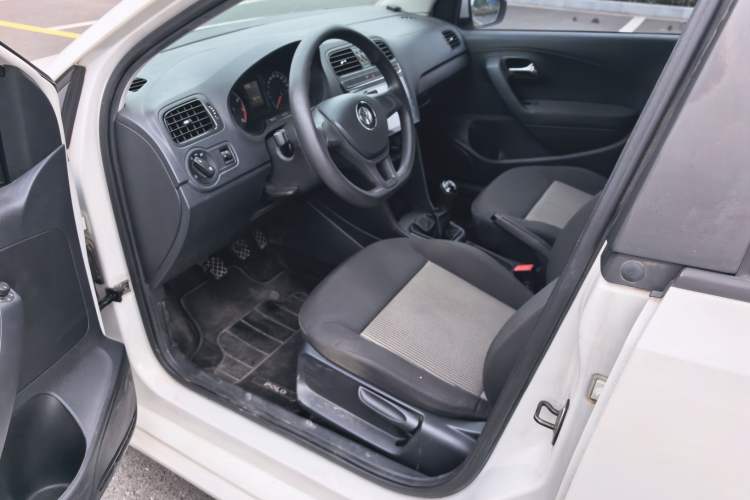 Used Volkswagen Polo 2016 1.4L Manual Fashion Model Driver Seat