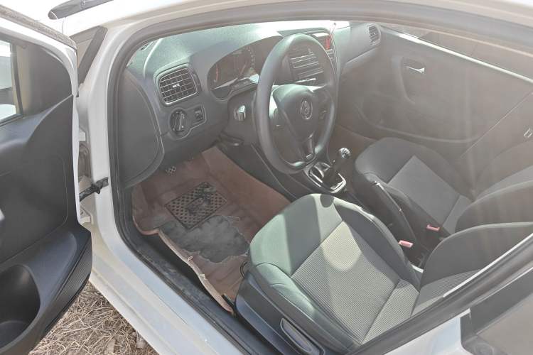 Used Volkswagen Polo 2016 1.4L Manual Fashion Model Driver Seat