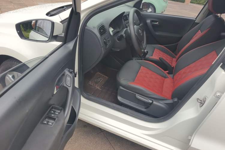 Used Volkswagen Polo 2016 1.4L Manual Fashion Model Driver Seat