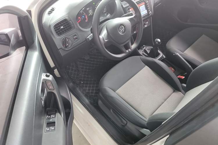 Used Volkswagen Polo 2016 1.4L Manual Fashion Model Driver Seat