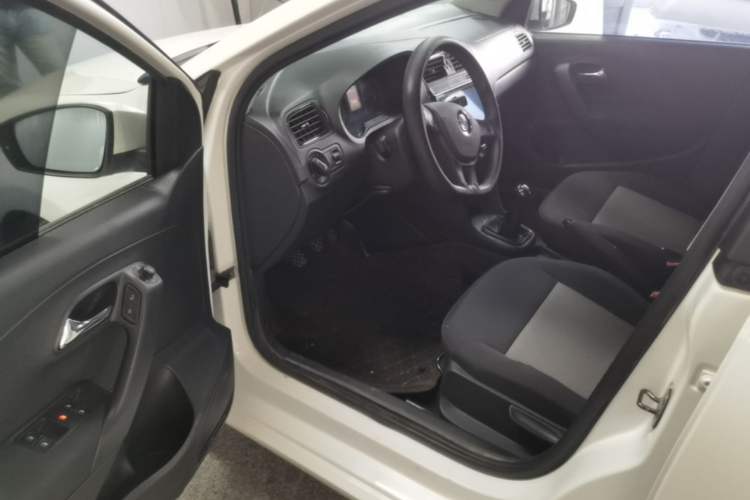 Used Volkswagen Polo 2016 1.4L Manual Fashion Model Driver Seat