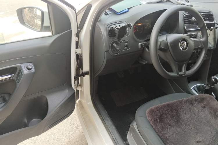 Used Volkswagen Polo 2016 1.4L Manual Fashion Model Driver Seat