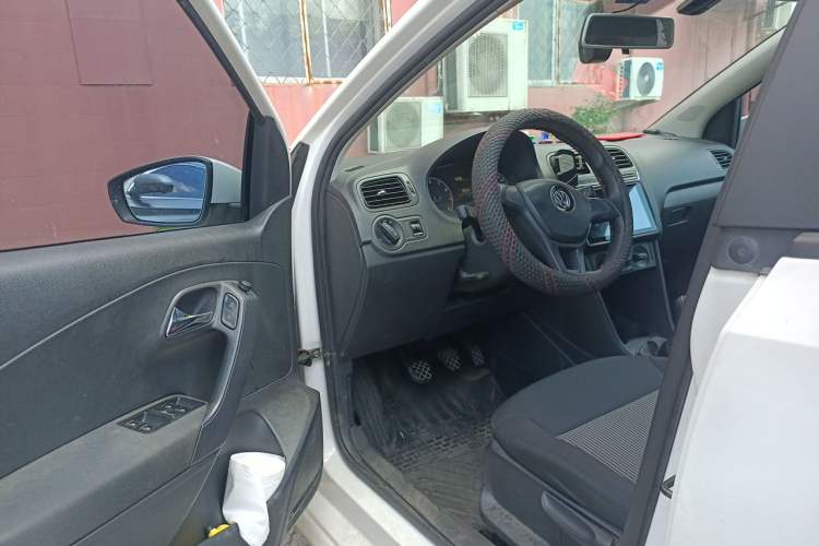 Used Volkswagen Polo 2016 1.4L Manual Fashion Model Driver Seat