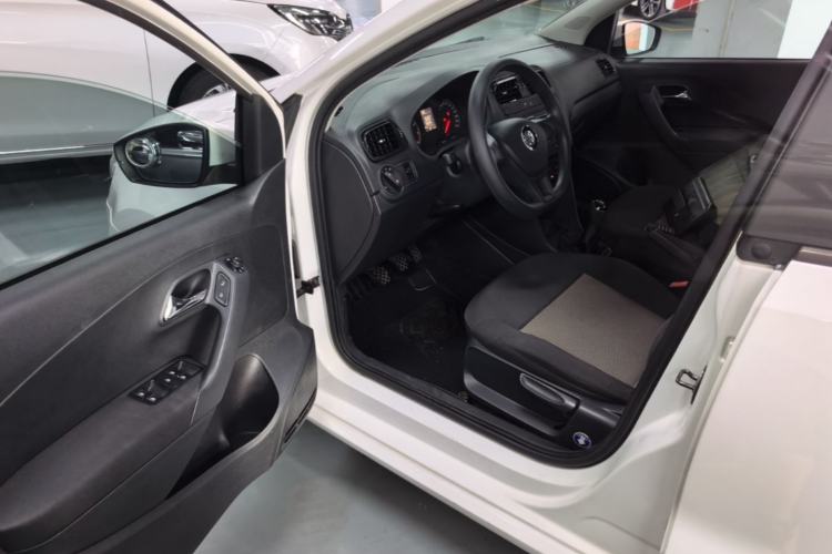 Used Volkswagen Polo 2016 1.4L Manual Fashion Model Driver Seat