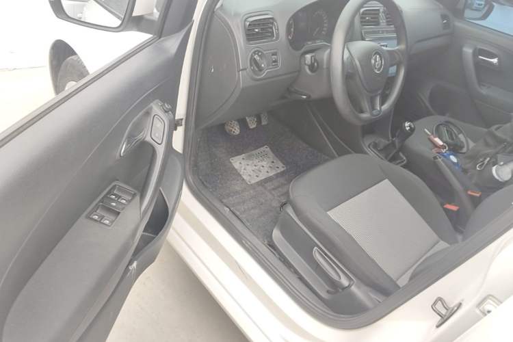Used Volkswagen Polo 2016 1.4L Manual Fashion Model Driver Seat
