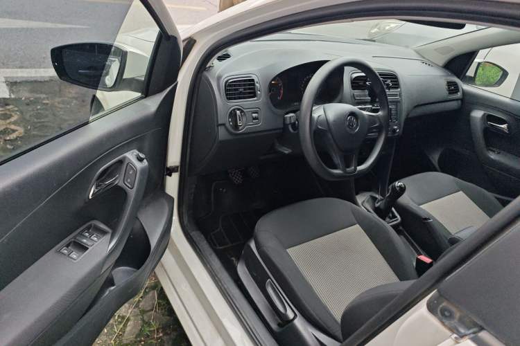 Used Volkswagen Polo 2016 1.4L Manual Fashion Model Driver Seat