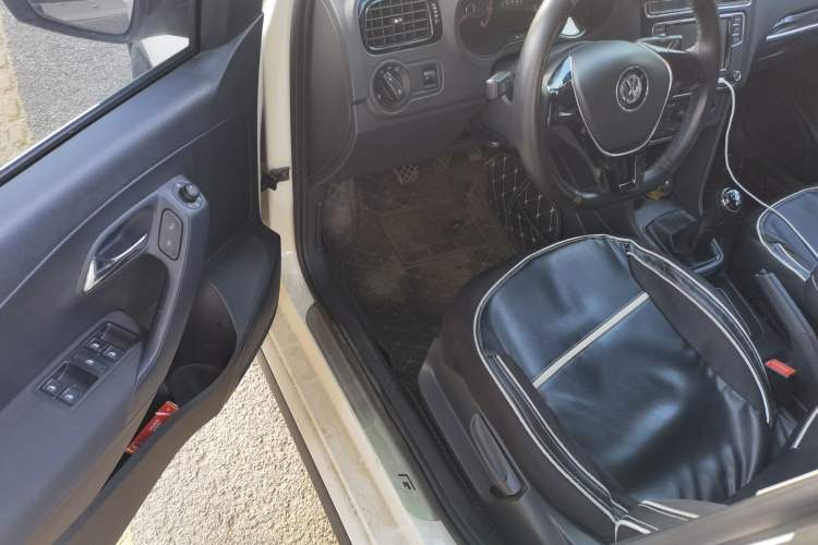 Used Volkswagen Polo 2016 1.4L Manual Fashion Model Driver Seat