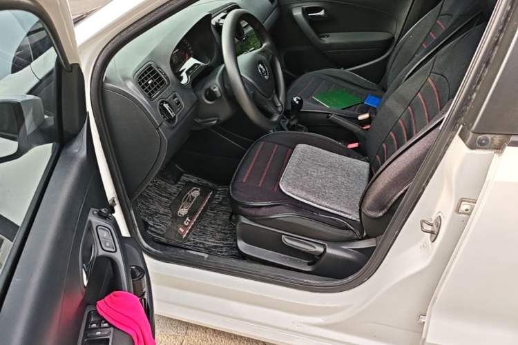 Used Volkswagen Polo 2016 1.4L Manual Fashion Model Driver Seat