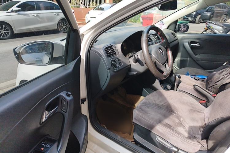 Used Volkswagen Polo 2016 1.4L Manual Fashion Model Driver Seat