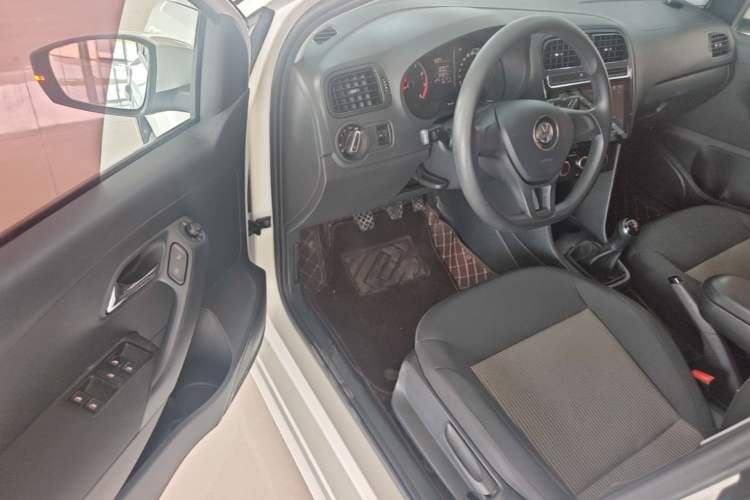 Used Volkswagen Polo 2016 1.4L Manual Fashion Model Driver Seat