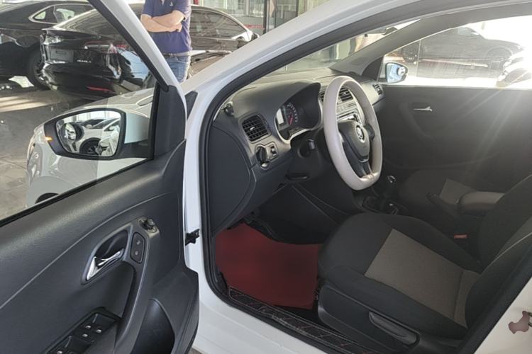 Used Volkswagen Polo 2016 1.4L Manual Fashion Model Driver Seat