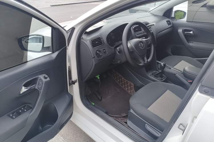 Used Volkswagen Polo 2016 1.4L Manual Fashion Model Driver Seat